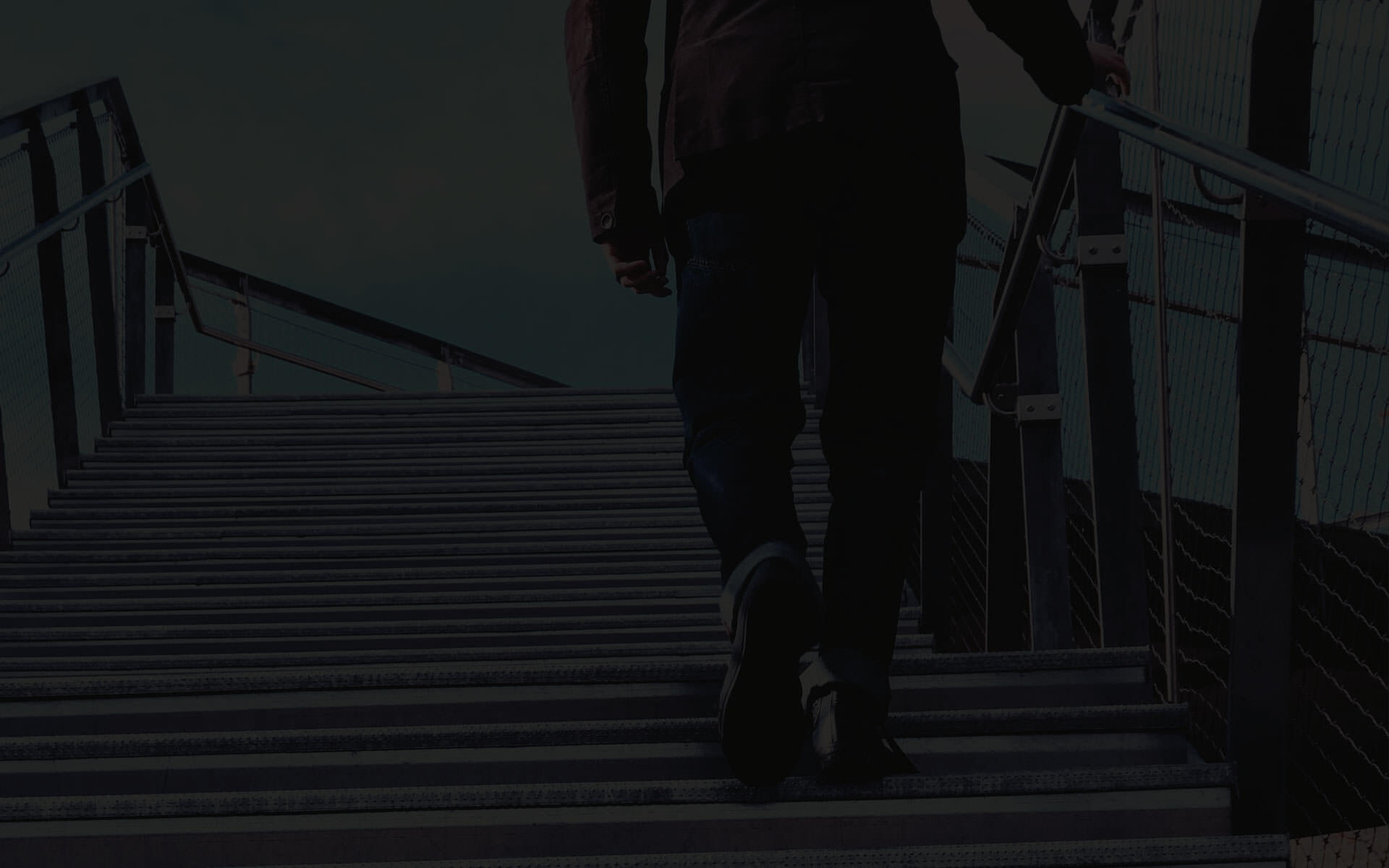 hombre subiendo escalera