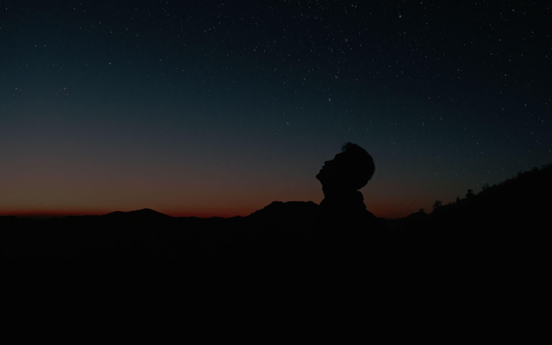hombre mirando el cielo al atardecer
