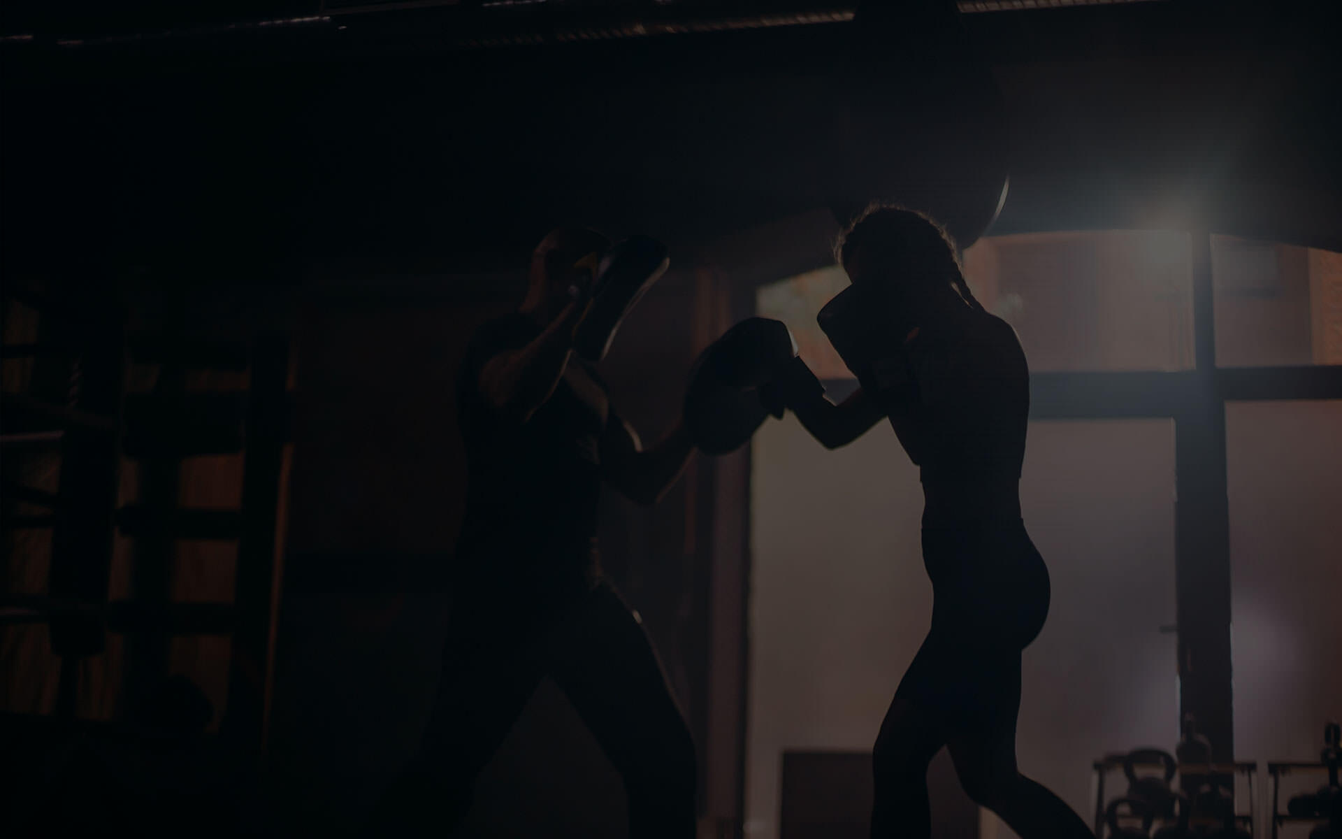 chica entrenando boxeo