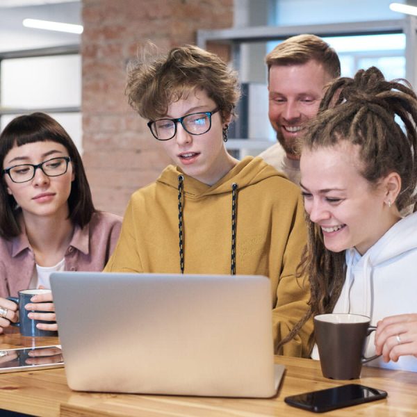 Trabajo en grupo estudiantes en una notebook